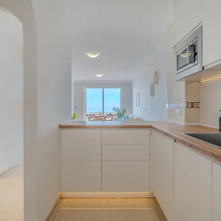 Luxurious 2-bedroom With Ocean View In Appartamento